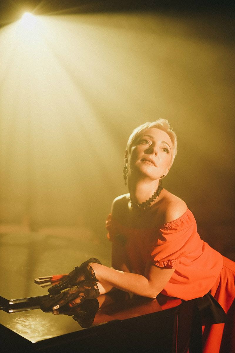 После преображения Дома работников искусств туда не хочется идти в повседневной одежде. Только каблуки и платье в пол! Теперь в роскошных интерьерах легко почувствовать себя звездой. Именно этот замысел заложен в концептуальный фотопроект «Выход в свет», созданный ВОДРИ совместно с Екатериной Лебедь. Момент, когда любая может почувствовать себя дивой!