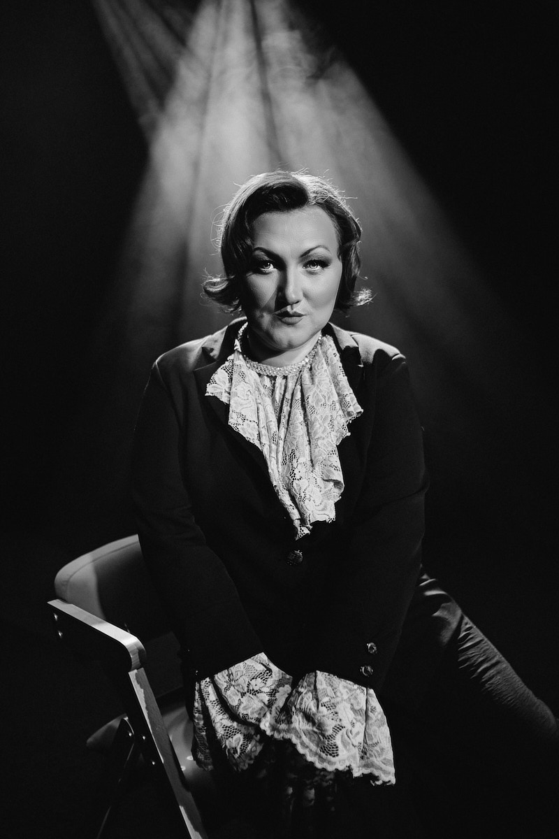 После преображения Дома работников искусств туда не хочется идти в повседневной одежде. Только каблуки и платье в пол! Теперь в роскошных интерьерах легко почувствовать себя звездой. Именно этот замысел заложен в концептуальный фотопроект «Выход в свет», созданный ВОДРИ совместно с Екатериной Лебедь. Момент, когда любая может почувствовать себя дивой!