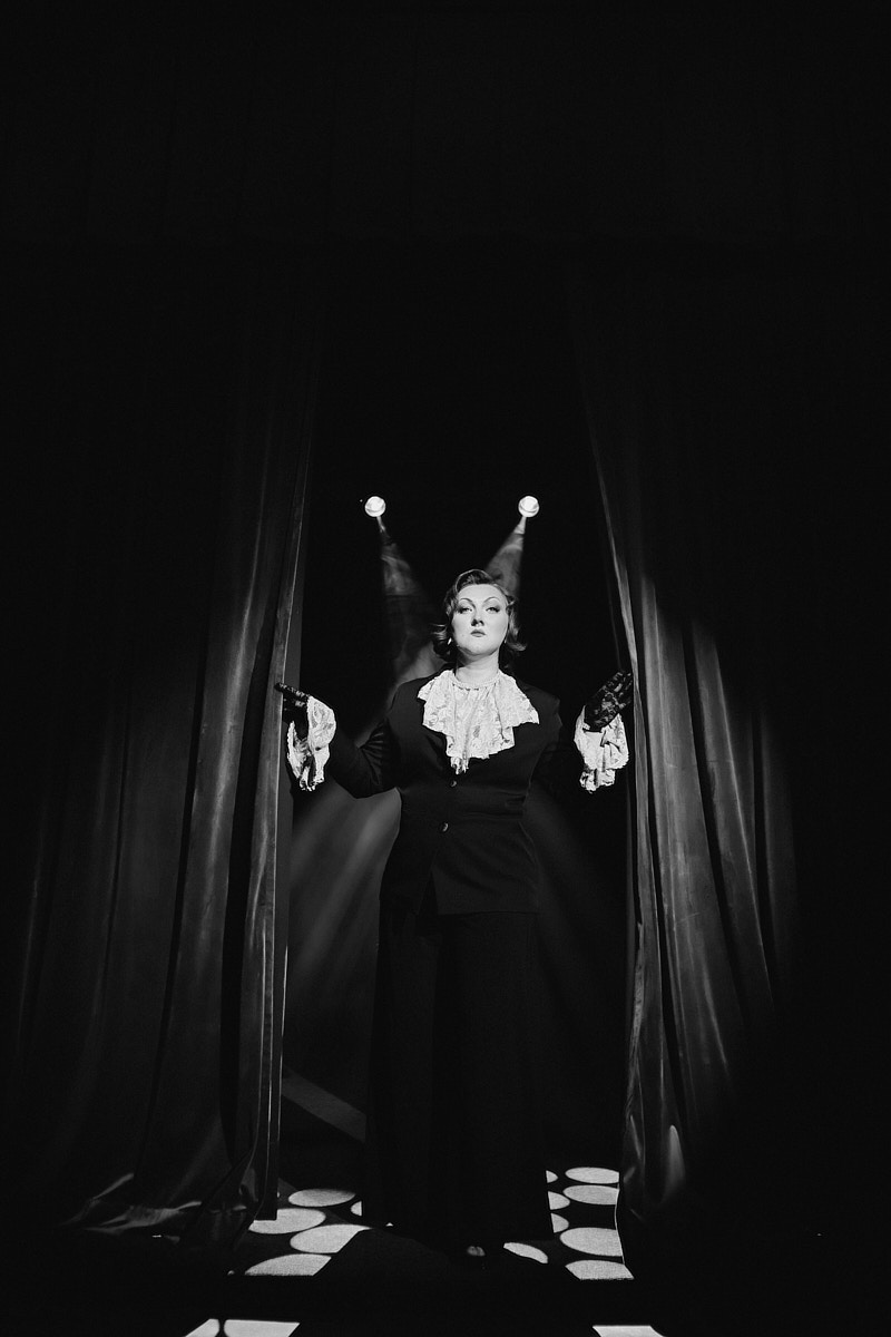 После преображения Дома работников искусств туда не хочется идти в повседневной одежде. Только каблуки и платье в пол! Теперь в роскошных интерьерах легко почувствовать себя звездой. Именно этот замысел заложен в концептуальный фотопроект «Выход в свет», созданный ВОДРИ совместно с Екатериной Лебедь. Момент, когда любая может почувствовать себя дивой!