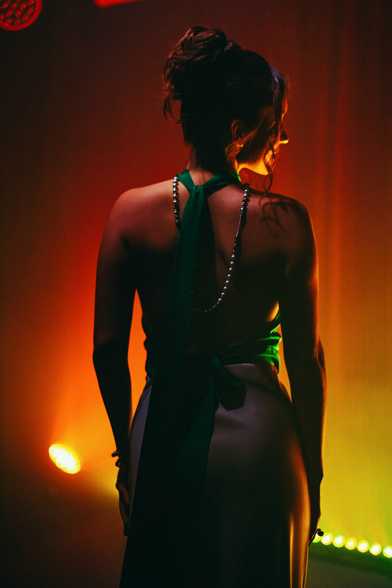 После преображения Дома работников искусств туда не хочется идти в повседневной одежде. Только каблуки и платье в пол! Теперь в роскошных интерьерах легко почувствовать себя звездой. Именно этот замысел заложен в концептуальный фотопроект «Выход в свет», созданный ВОДРИ совместно с Екатериной Лебедь. Момент, когда любая может почувствовать себя дивой!