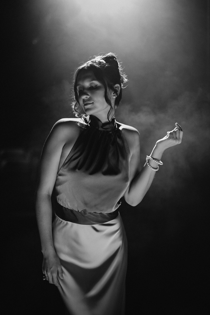 После преображения Дома работников искусств туда не хочется идти в повседневной одежде. Только каблуки и платье в пол! Теперь в роскошных интерьерах легко почувствовать себя звездой. Именно этот замысел заложен в концептуальный фотопроект «Выход в свет», созданный ВОДРИ совместно с Екатериной Лебедь. Момент, когда любая может почувствовать себя дивой!