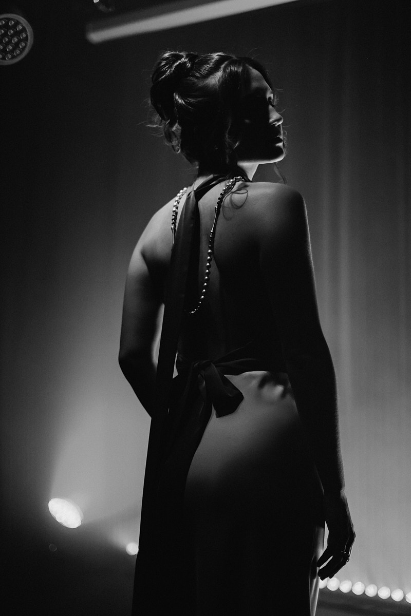 После преображения Дома работников искусств туда не хочется идти в повседневной одежде. Только каблуки и платье в пол! Теперь в роскошных интерьерах легко почувствовать себя звездой. Именно этот замысел заложен в концептуальный фотопроект «Выход в свет», созданный ВОДРИ совместно с Екатериной Лебедь. Момент, когда любая может почувствовать себя дивой!