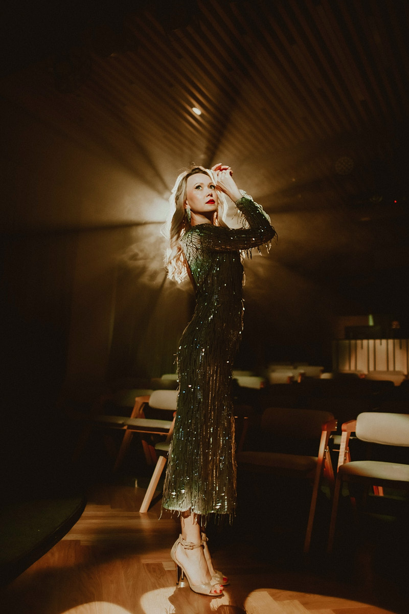 После преображения Дома работников искусств туда не хочется идти в повседневной одежде. Только каблуки и платье в пол! Теперь в роскошных интерьерах легко почувствовать себя звездой. Именно этот замысел заложен в концептуальный фотопроект «Выход в свет», созданный ВОДРИ совместно с Екатериной Лебедь. Момент, когда любая может почувствовать себя дивой!