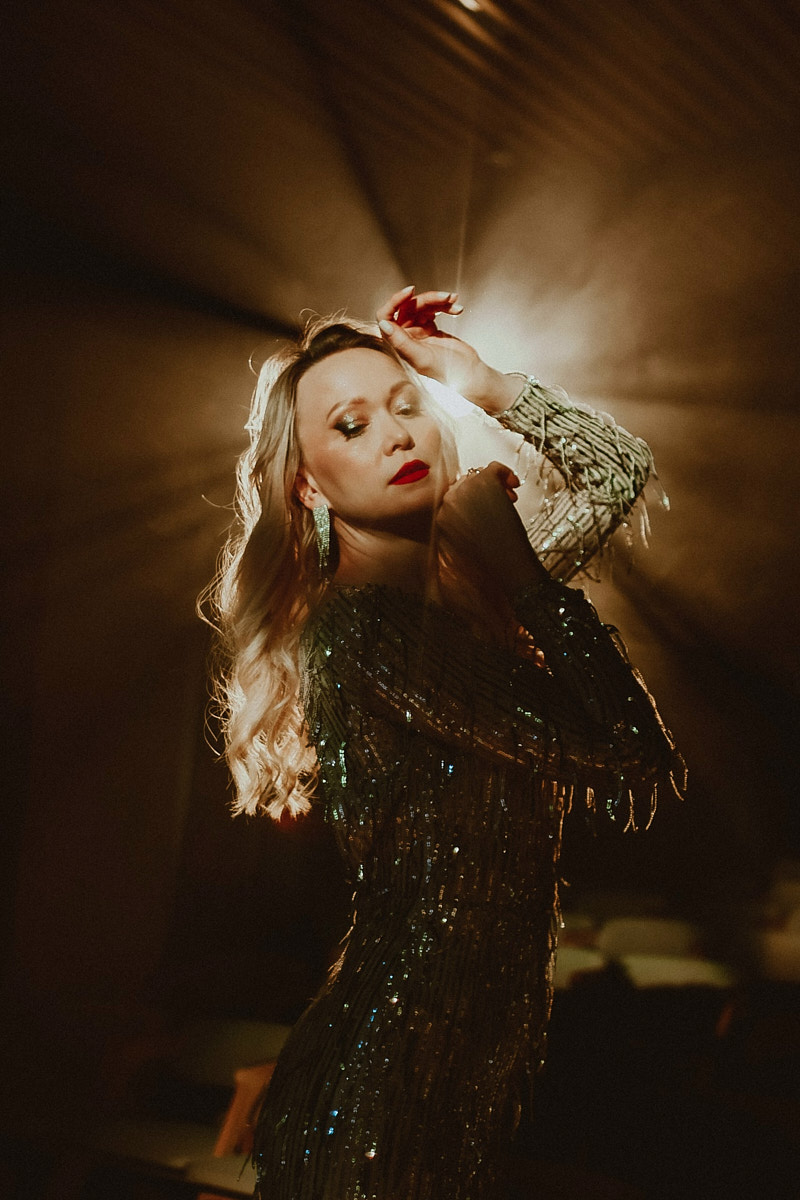 После преображения Дома работников искусств туда не хочется идти в повседневной одежде. Только каблуки и платье в пол! Теперь в роскошных интерьерах легко почувствовать себя звездой. Именно этот замысел заложен в концептуальный фотопроект «Выход в свет», созданный ВОДРИ совместно с Екатериной Лебедь. Момент, когда любая может почувствовать себя дивой!