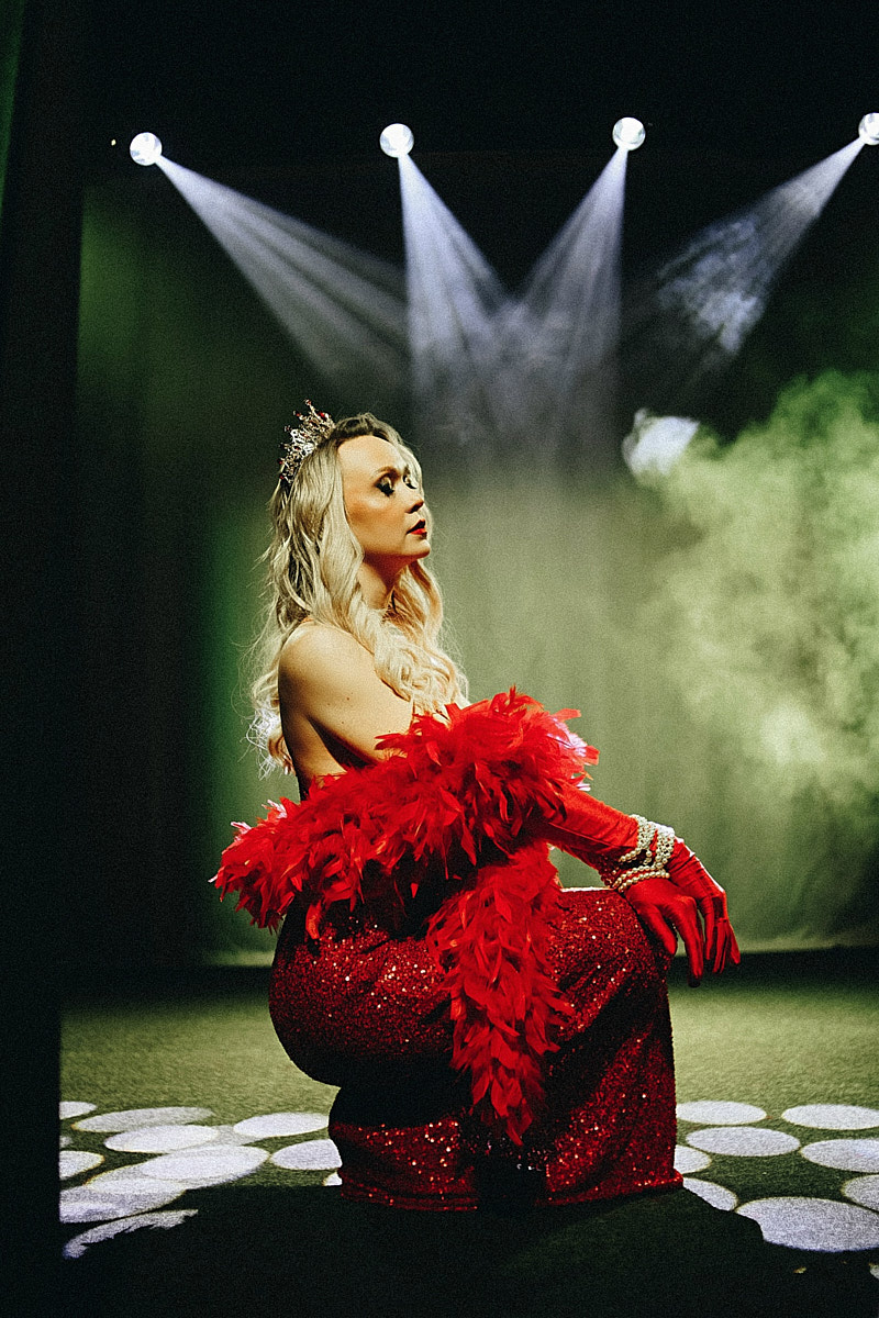 После преображения Дома работников искусств туда не хочется идти в повседневной одежде. Только каблуки и платье в пол! Теперь в роскошных интерьерах легко почувствовать себя звездой. Именно этот замысел заложен в концептуальный фотопроект «Выход в свет», созданный ВОДРИ совместно с Екатериной Лебедь. Момент, когда любая может почувствовать себя дивой!