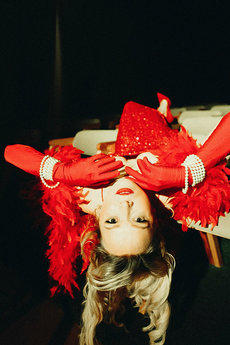 После преображения Дома работников искусств туда не хочется идти в повседневной одежде. Только каблуки и платье в пол! Теперь в роскошных интерьерах легко почувствовать себя звездой. Именно этот замысел заложен в концептуальный фотопроект «Выход в свет», созданный ВОДРИ совместно с Екатериной Лебедь. Момент, когда любая может почувствовать себя дивой!