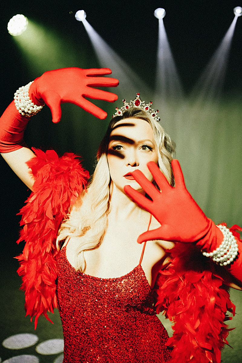 После преображения Дома работников искусств туда не хочется идти в повседневной одежде. Только каблуки и платье в пол! Теперь в роскошных интерьерах легко почувствовать себя звездой. Именно этот замысел заложен в концептуальный фотопроект «Выход в свет», созданный ВОДРИ совместно с Екатериной Лебедь. Момент, когда любая может почувствовать себя дивой!