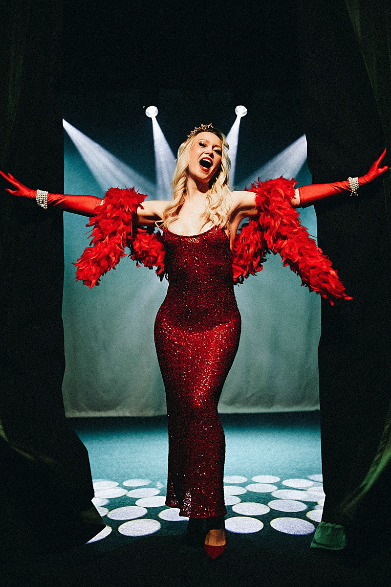 После преображения Дома работников искусств туда не хочется идти в повседневной одежде. Только каблуки и платье в пол! Теперь в роскошных интерьерах легко почувствовать себя звездой. Именно этот замысел заложен в концептуальный фотопроект «Выход в свет», созданный ВОДРИ совместно с Екатериной Лебедь. Момент, когда любая может почувствовать себя дивой!