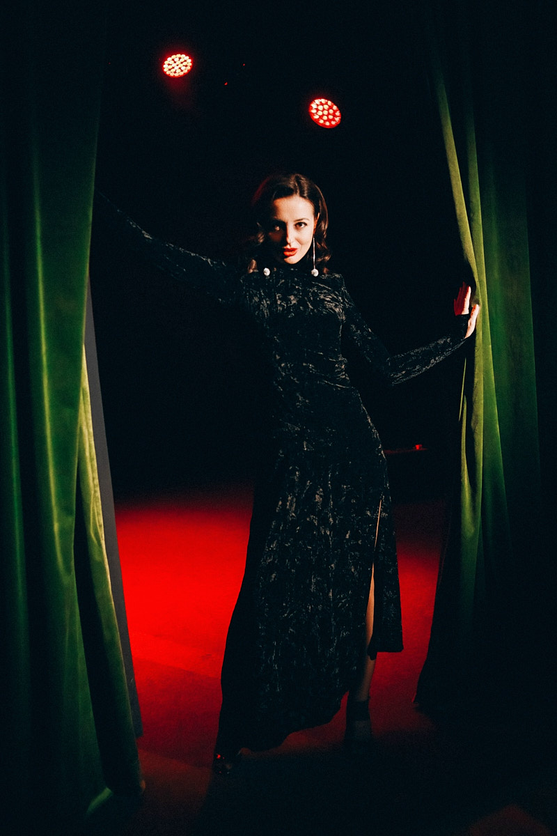 После преображения Дома работников искусств туда не хочется идти в повседневной одежде. Только каблуки и платье в пол! Теперь в роскошных интерьерах легко почувствовать себя звездой. Именно этот замысел заложен в концептуальный фотопроект «Выход в свет», созданный ВОДРИ совместно с Екатериной Лебедь. Момент, когда любая может почувствовать себя дивой!