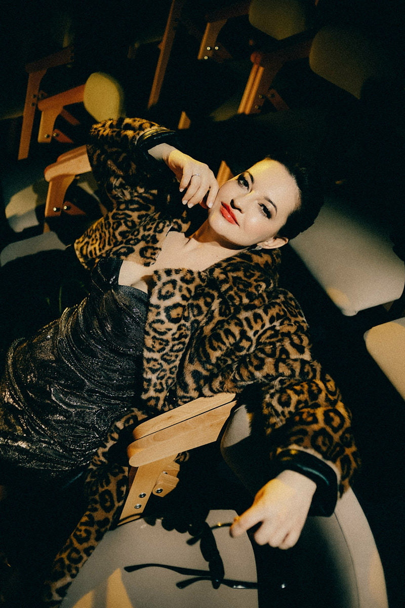 После преображения Дома работников искусств туда не хочется идти в повседневной одежде. Только каблуки и платье в пол! Теперь в роскошных интерьерах легко почувствовать себя звездой. Именно этот замысел заложен в концептуальный фотопроект «Выход в свет», созданный ВОДРИ совместно с Екатериной Лебедь. Момент, когда любая может почувствовать себя дивой!