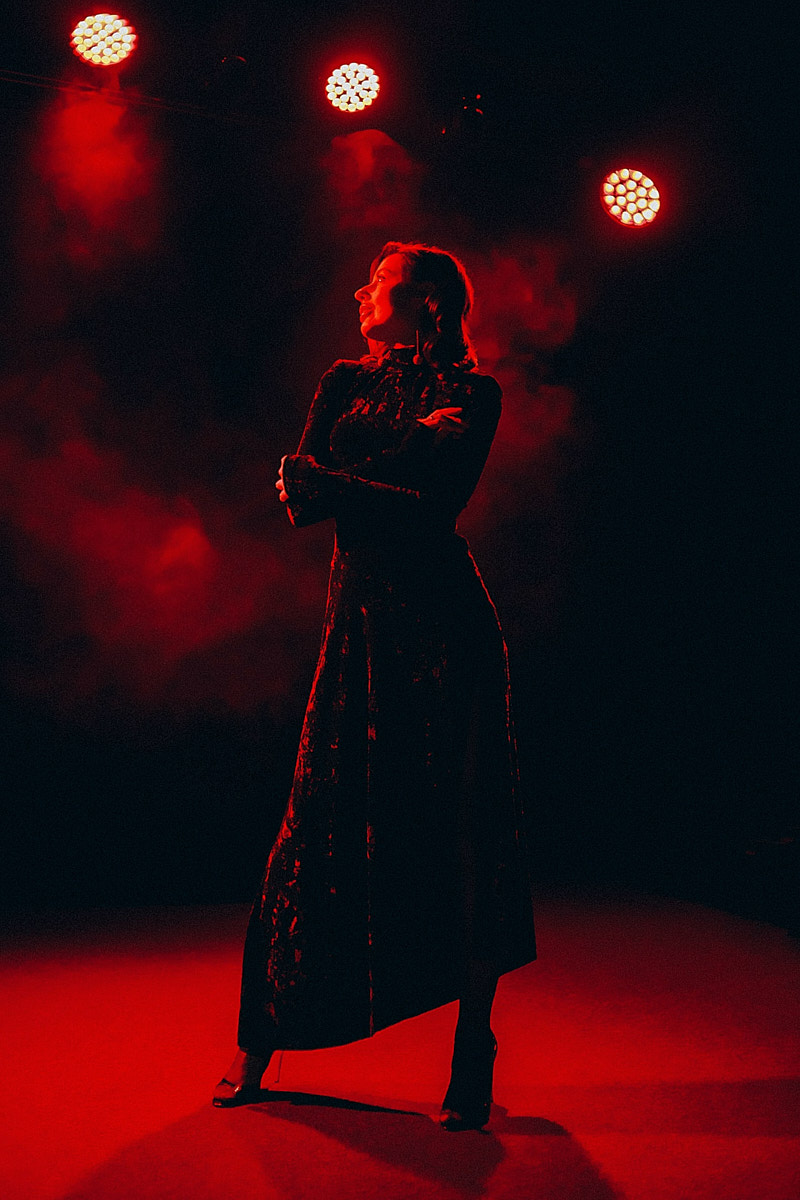 После преображения Дома работников искусств туда не хочется идти в повседневной одежде. Только каблуки и платье в пол! Теперь в роскошных интерьерах легко почувствовать себя звездой. Именно этот замысел заложен в концептуальный фотопроект «Выход в свет», созданный ВОДРИ совместно с Екатериной Лебедь. Момент, когда любая может почувствовать себя дивой!