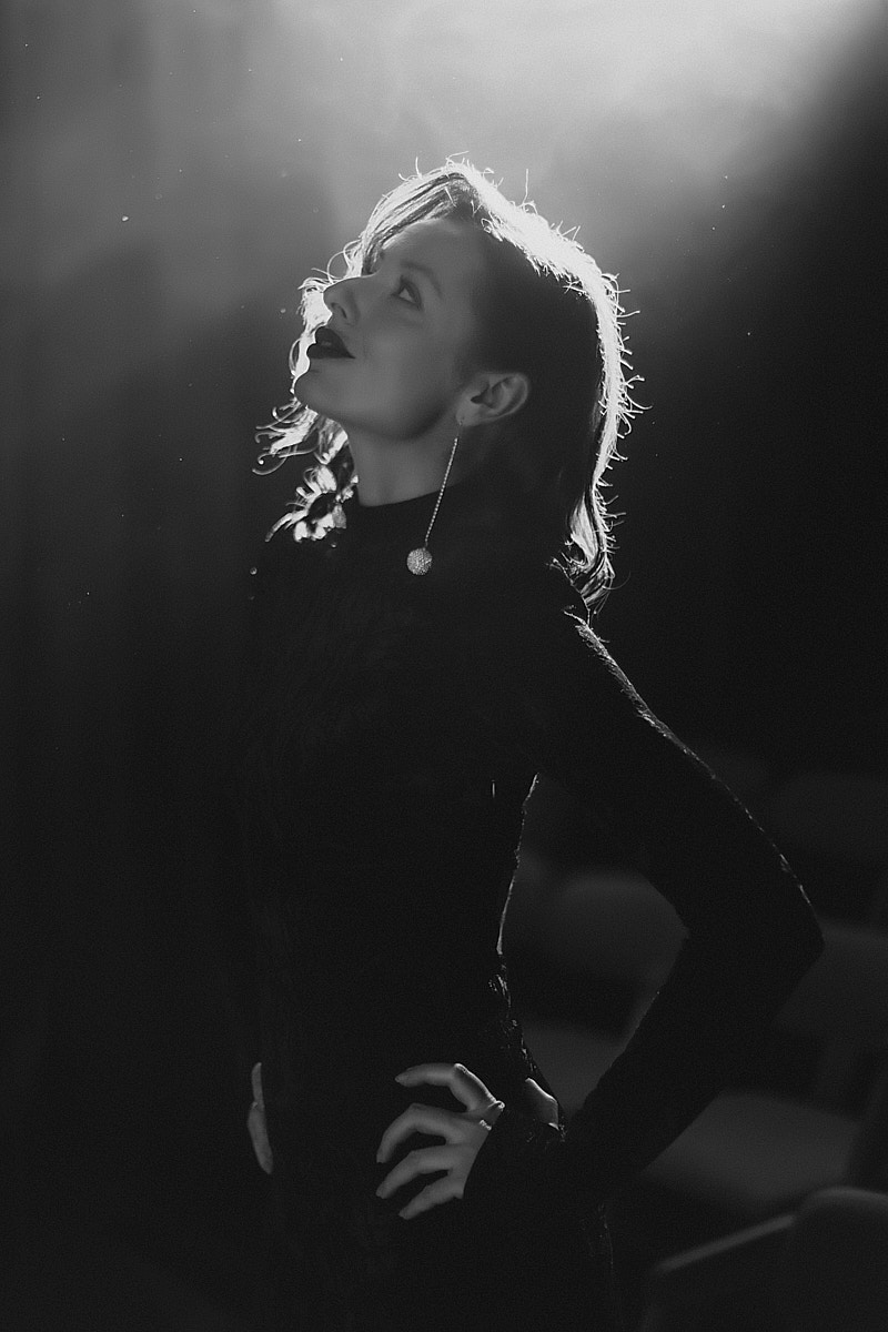 После преображения Дома работников искусств туда не хочется идти в повседневной одежде. Только каблуки и платье в пол! Теперь в роскошных интерьерах легко почувствовать себя звездой. Именно этот замысел заложен в концептуальный фотопроект «Выход в свет», созданный ВОДРИ совместно с Екатериной Лебедь. Момент, когда любая может почувствовать себя дивой!