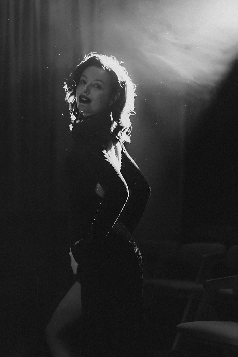 После преображения Дома работников искусств туда не хочется идти в повседневной одежде. Только каблуки и платье в пол! Теперь в роскошных интерьерах легко почувствовать себя звездой. Именно этот замысел заложен в концептуальный фотопроект «Выход в свет», созданный ВОДРИ совместно с Екатериной Лебедь. Момент, когда любая может почувствовать себя дивой!