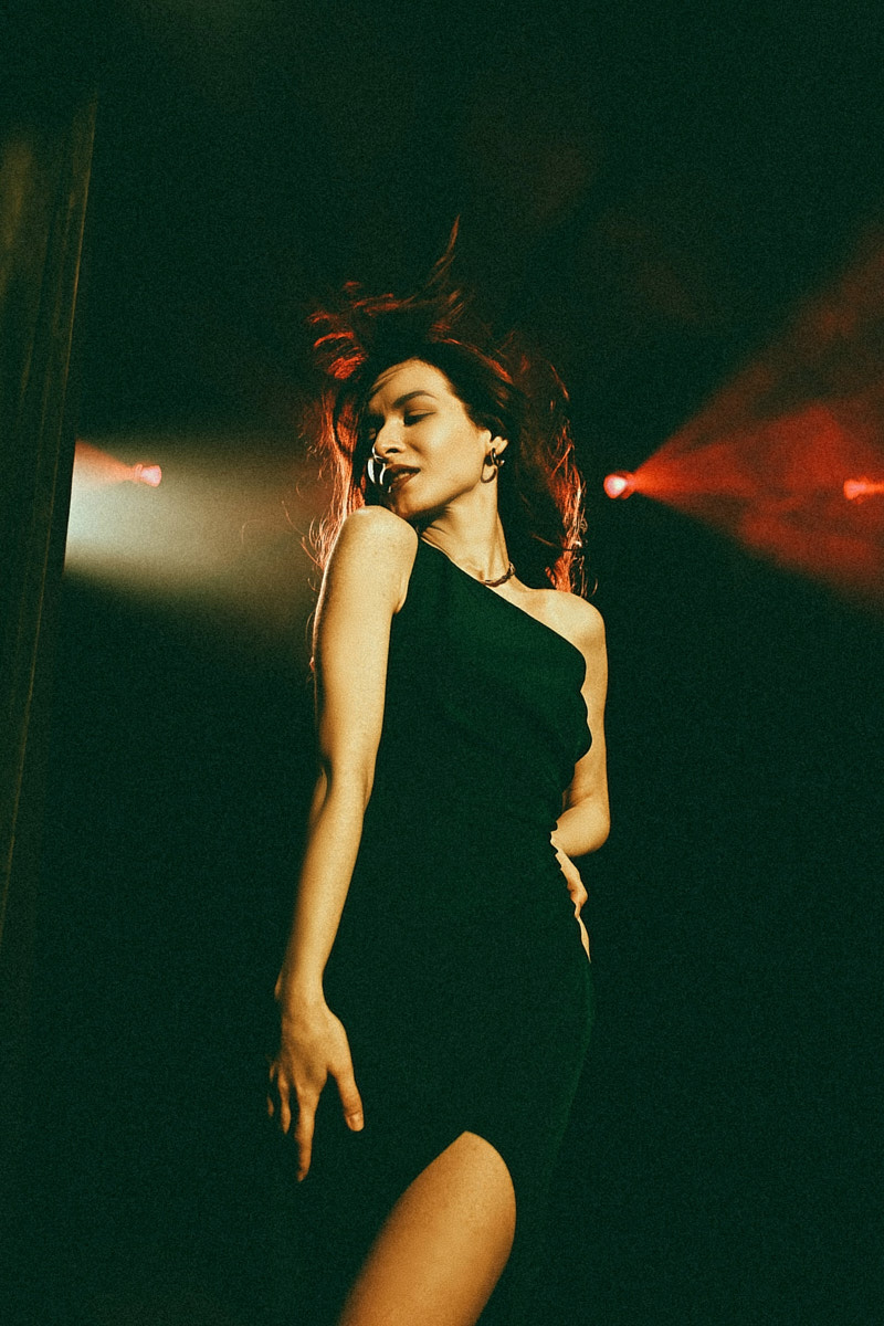 После преображения Дома работников искусств туда не хочется идти в повседневной одежде. Только каблуки и платье в пол! Теперь в роскошных интерьерах легко почувствовать себя звездой. Именно этот замысел заложен в концептуальный фотопроект «Выход в свет», созданный ВОДРИ совместно с Екатериной Лебедь. Момент, когда любая может почувствовать себя дивой!