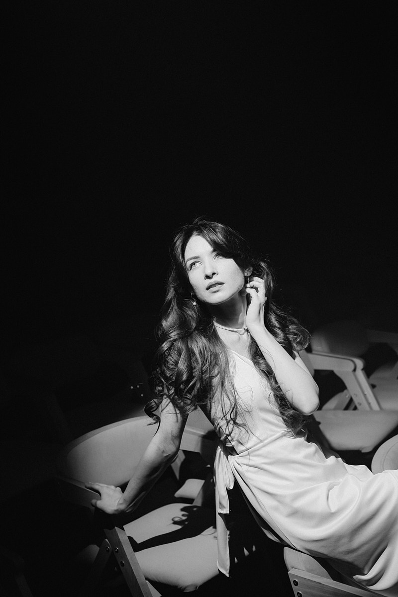 После преображения Дома работников искусств туда не хочется идти в повседневной одежде. Только каблуки и платье в пол! Теперь в роскошных интерьерах легко почувствовать себя звездой. Именно этот замысел заложен в концептуальный фотопроект «Выход в свет», созданный ВОДРИ совместно с Екатериной Лебедь. Момент, когда любая может почувствовать себя дивой!