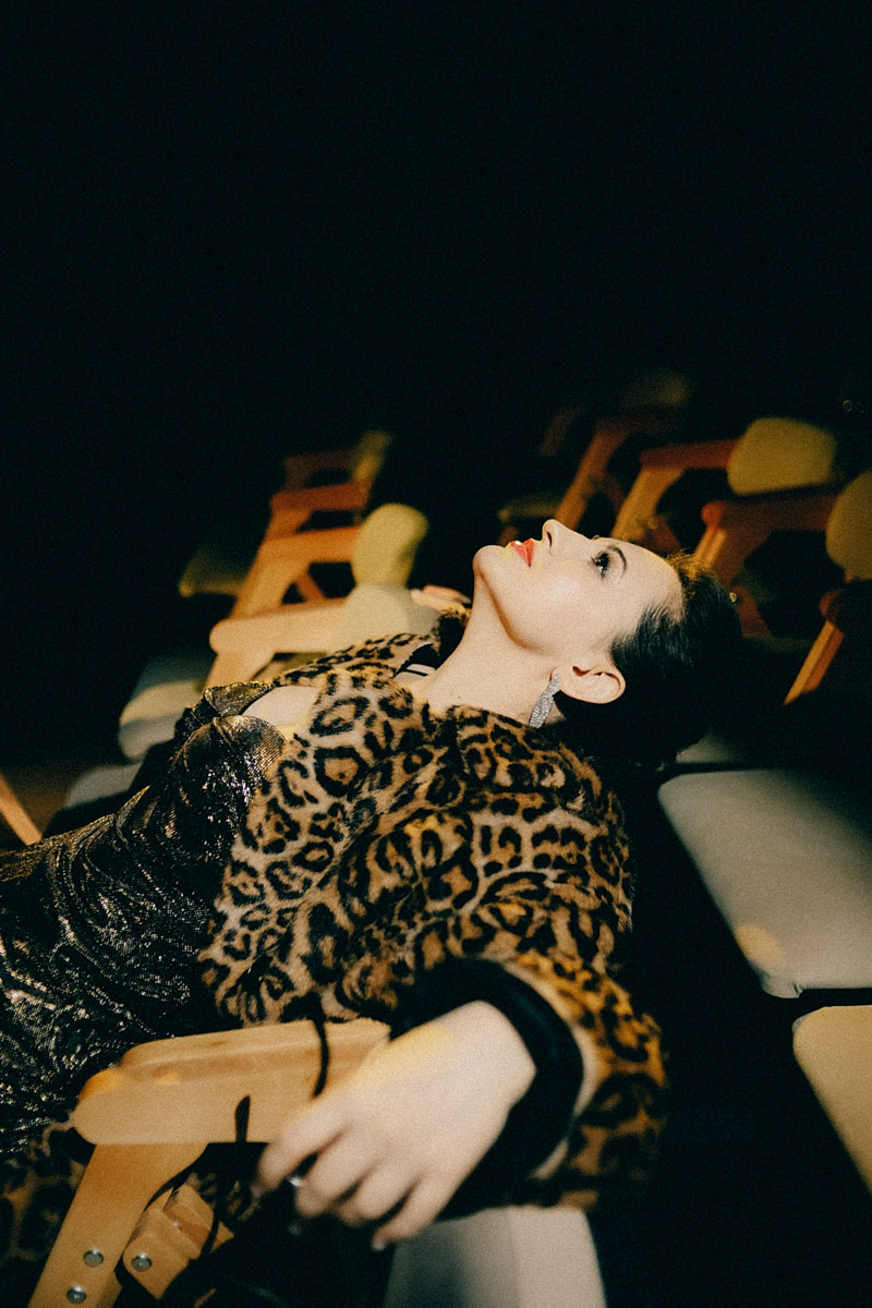 После преображения Дома работников искусств туда не хочется идти в повседневной одежде. Только каблуки и платье в пол! Теперь в роскошных интерьерах легко почувствовать себя звездой. Именно этот замысел заложен в концептуальный фотопроект «Выход в свет», созданный ВОДРИ совместно с Екатериной Лебедь. Момент, когда любая может почувствовать себя дивой!