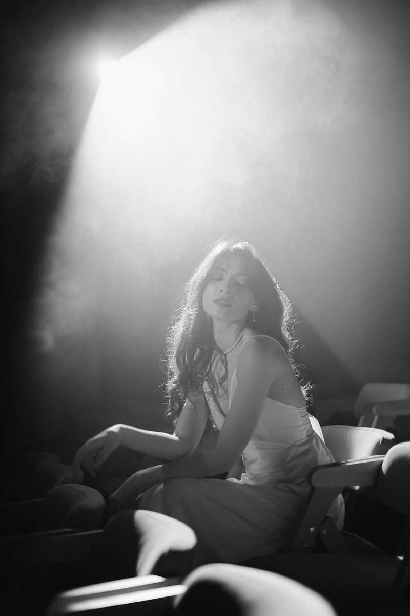 После преображения Дома работников искусств туда не хочется идти в повседневной одежде. Только каблуки и платье в пол! Теперь в роскошных интерьерах легко почувствовать себя звездой. Именно этот замысел заложен в концептуальный фотопроект «Выход в свет», созданный ВОДРИ совместно с Екатериной Лебедь. Момент, когда любая может почувствовать себя дивой!