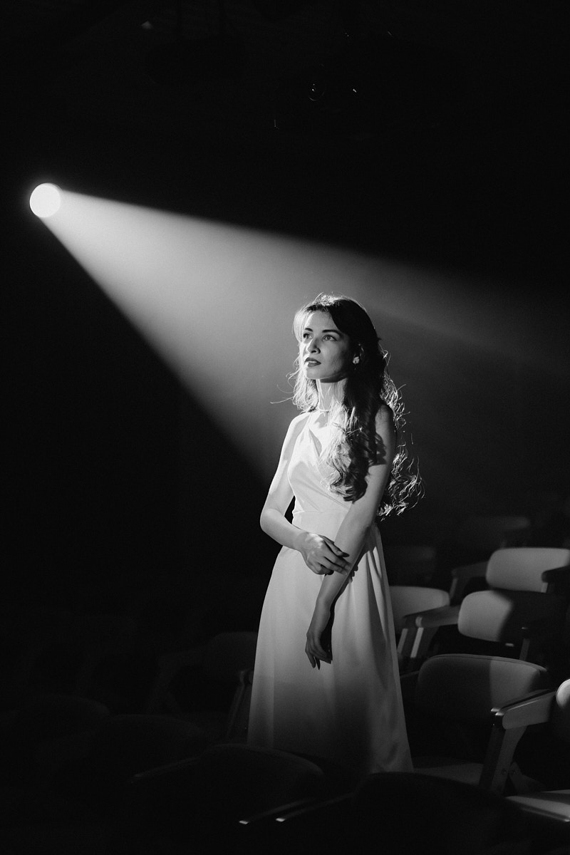 После преображения Дома работников искусств туда не хочется идти в повседневной одежде. Только каблуки и платье в пол! Теперь в роскошных интерьерах легко почувствовать себя звездой. Именно этот замысел заложен в концептуальный фотопроект «Выход в свет», созданный ВОДРИ совместно с Екатериной Лебедь. Момент, когда любая может почувствовать себя дивой!