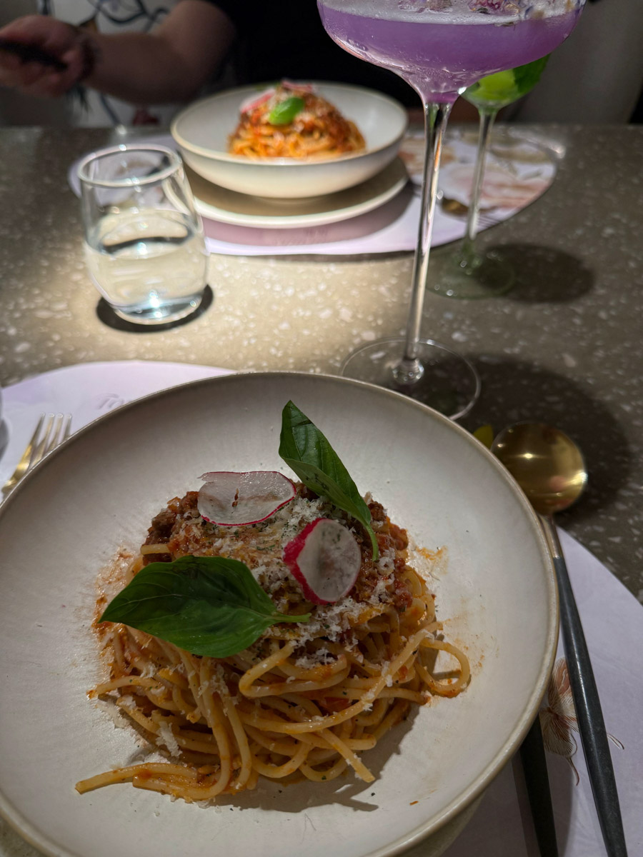 За последние годы Азия стала одним из самых популярных направлений для путешествий. Восточные страны активно развивают туризм, а мы всё сильнее хотим узнать об их жизни. А еще лучше — увидеть ее своими глазами. Именно с такой целью Елизавета Ибрагимова с семьей отправилась в Южную Корею и Китай. О своем тревел-приключении блогер поведала «Ключ-Медиа».