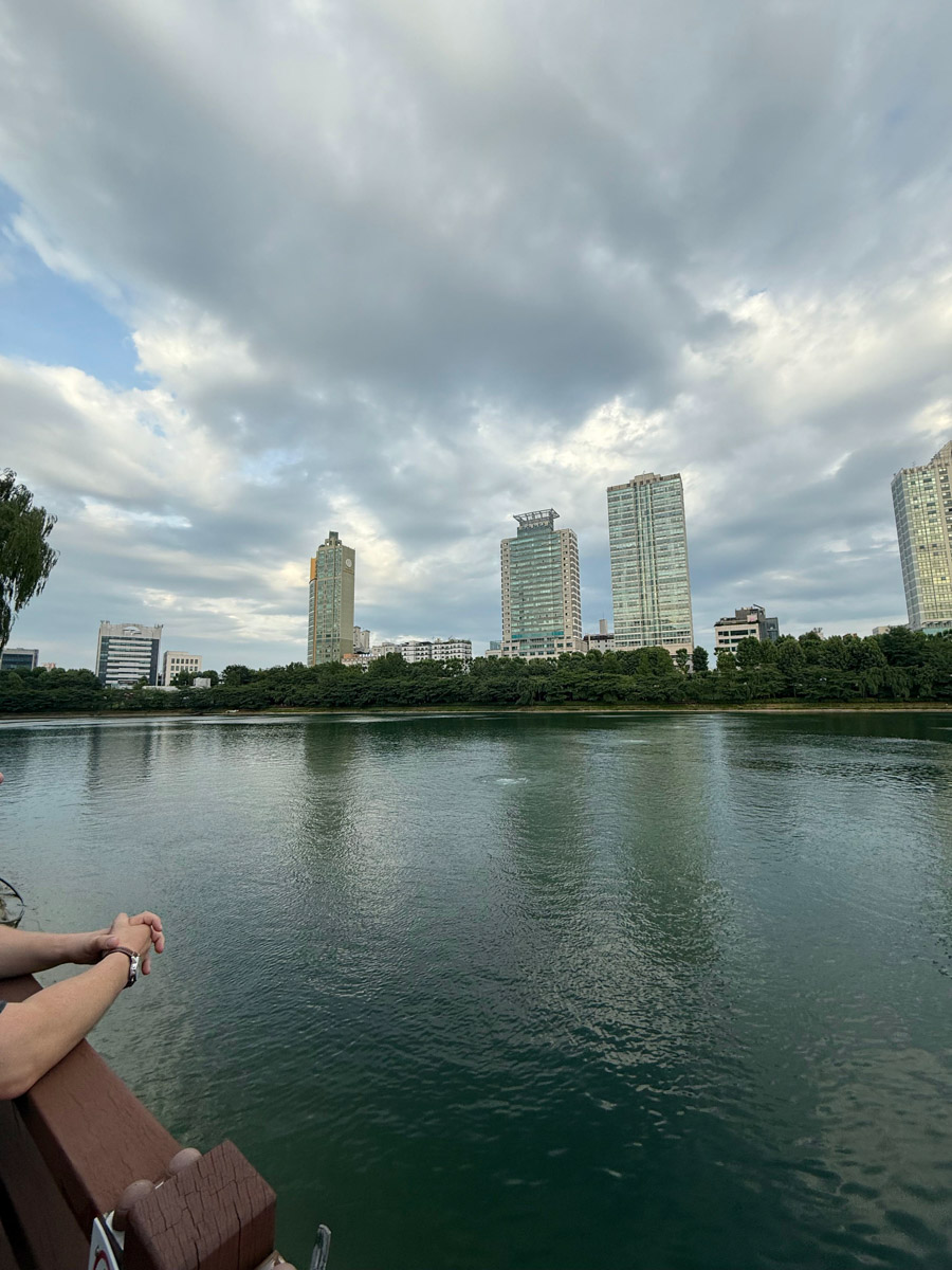 За последние годы Азия стала одним из самых популярных направлений для путешествий. Восточные страны активно развивают туризм, а мы всё сильнее хотим узнать об их жизни. А еще лучше — увидеть ее своими глазами. Именно с такой целью Елизавета Ибрагимова с семьей отправилась в Южную Корею и Китай. О своем тревел-приключении блогер поведала «Ключ-Медиа».