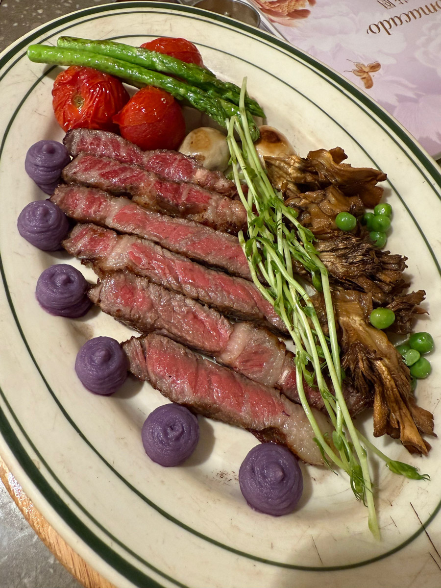 За последние годы Азия стала одним из самых популярных направлений для путешествий. Восточные страны активно развивают туризм, а мы всё сильнее хотим узнать об их жизни. А еще лучше — увидеть ее своими глазами. Именно с такой целью Елизавета Ибрагимова с семьей отправилась в Южную Корею и Китай. О своем тревел-приключении блогер поведала «Ключ-Медиа».