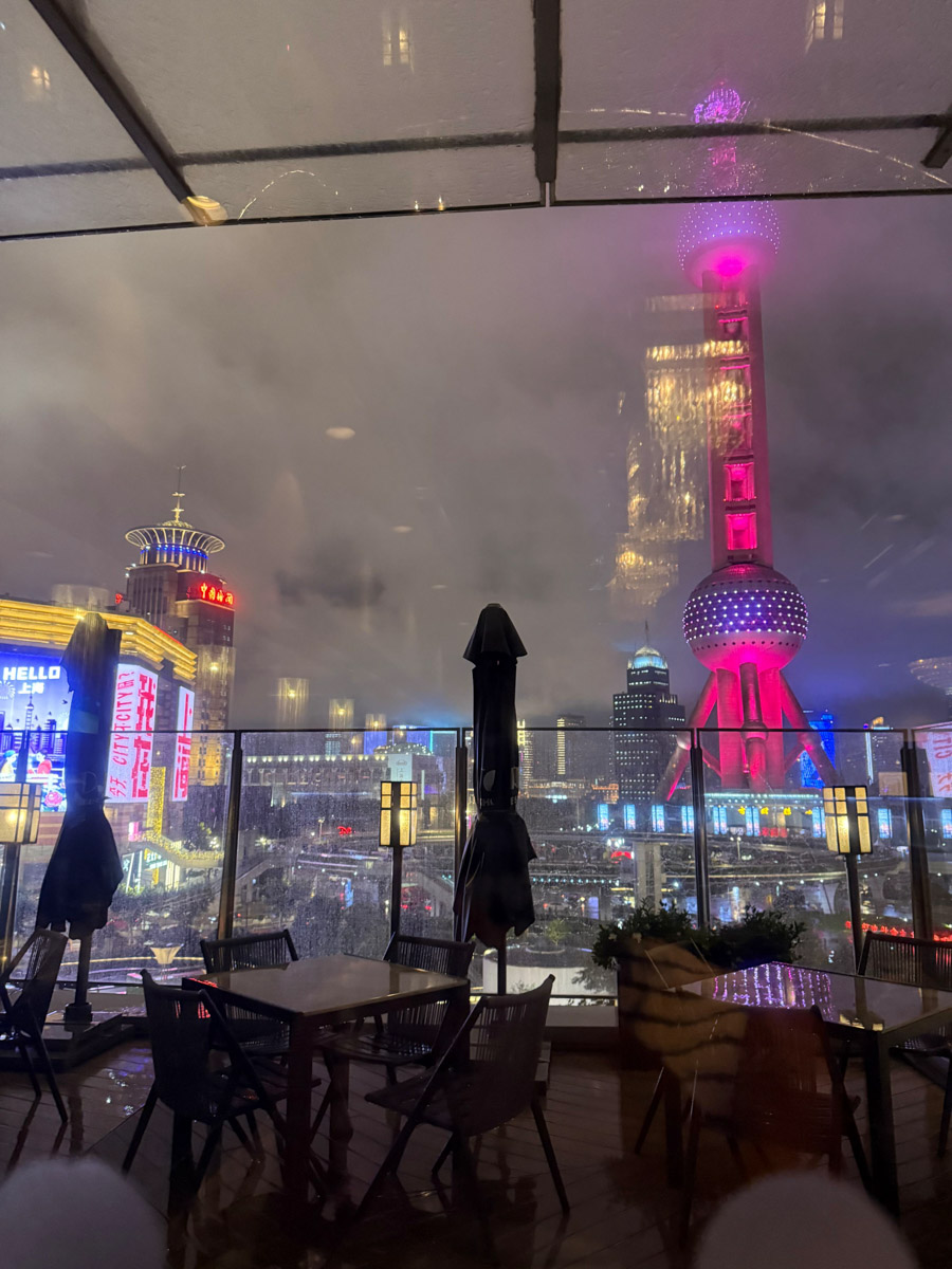 За последние годы Азия стала одним из самых популярных направлений для путешествий. Восточные страны активно развивают туризм, а мы всё сильнее хотим узнать об их жизни. А еще лучше — увидеть ее своими глазами. Именно с такой целью Елизавета Ибрагимова с семьей отправилась в Южную Корею и Китай. О своем тревел-приключении блогер поведала «Ключ-Медиа».