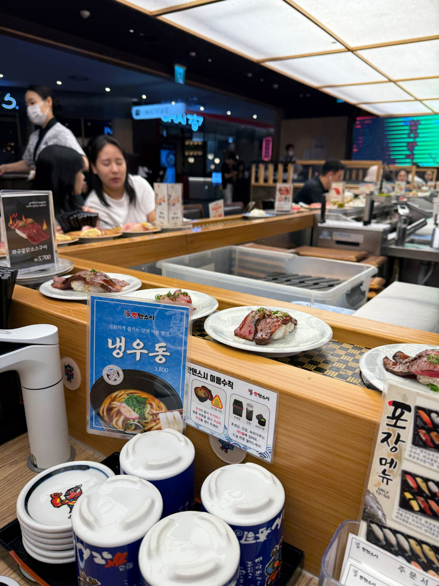 За последние годы Азия стала одним из самых популярных направлений для путешествий. Восточные страны активно развивают туризм, а мы всё сильнее хотим узнать об их жизни. А еще лучше — увидеть ее своими глазами. Именно с такой целью Елизавета Ибрагимова с семьей отправилась в Южную Корею и Китай. О своем тревел-приключении блогер поведала «Ключ-Медиа».