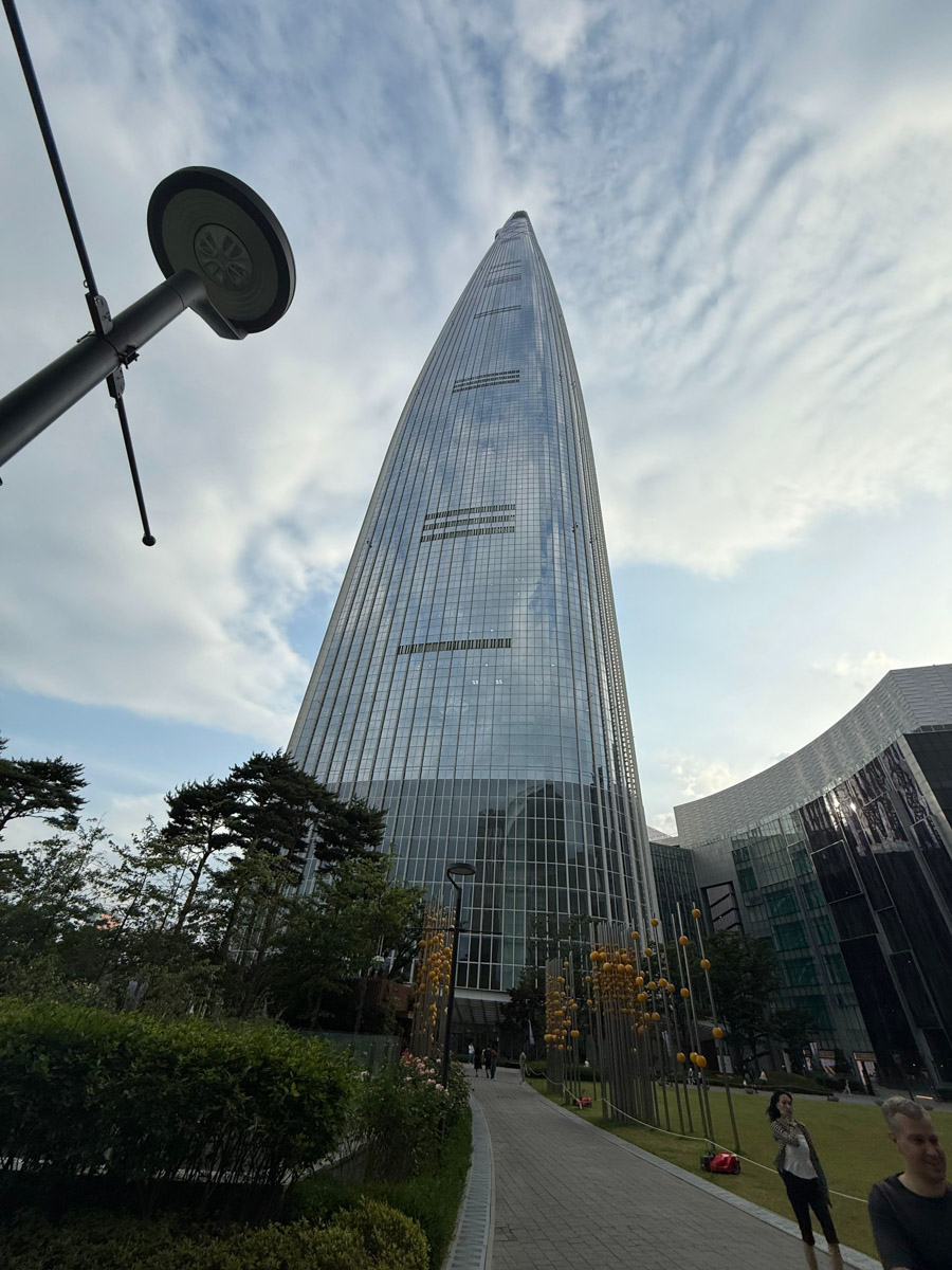 За последние годы Азия стала одним из самых популярных направлений для путешествий. Восточные страны активно развивают туризм, а мы всё сильнее хотим узнать об их жизни. А еще лучше — увидеть ее своими глазами. Именно с такой целью Елизавета Ибрагимова с семьей отправилась в Южную Корею и Китай. О своем тревел-приключении блогер поведала «Ключ-Медиа».