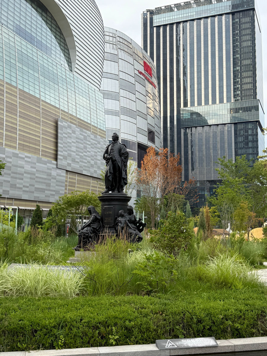 За последние годы Азия стала одним из самых популярных направлений для путешествий. Восточные страны активно развивают туризм, а мы всё сильнее хотим узнать об их жизни. А еще лучше — увидеть ее своими глазами. Именно с такой целью Елизавета Ибрагимова с семьей отправилась в Южную Корею и Китай. О своем тревел-приключении блогер поведала «Ключ-Медиа».