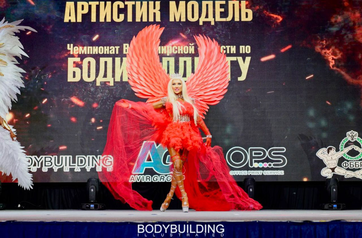 В Суздале прошел открытый чемпионат Владимирской области по бодибилдингу. Кроме мускулистых парней, с которыми многие ассоциируют этот вид спорта, на помосте блистали красотки в роскошных нарядах. Чего только стоит вечернее платье с разрезом или миниатюрный розовый топ на теле, доведенном до совершенства! Роскошно смотрелись и купальники, расшитые стразами, а также эффектные образы с крыльями.