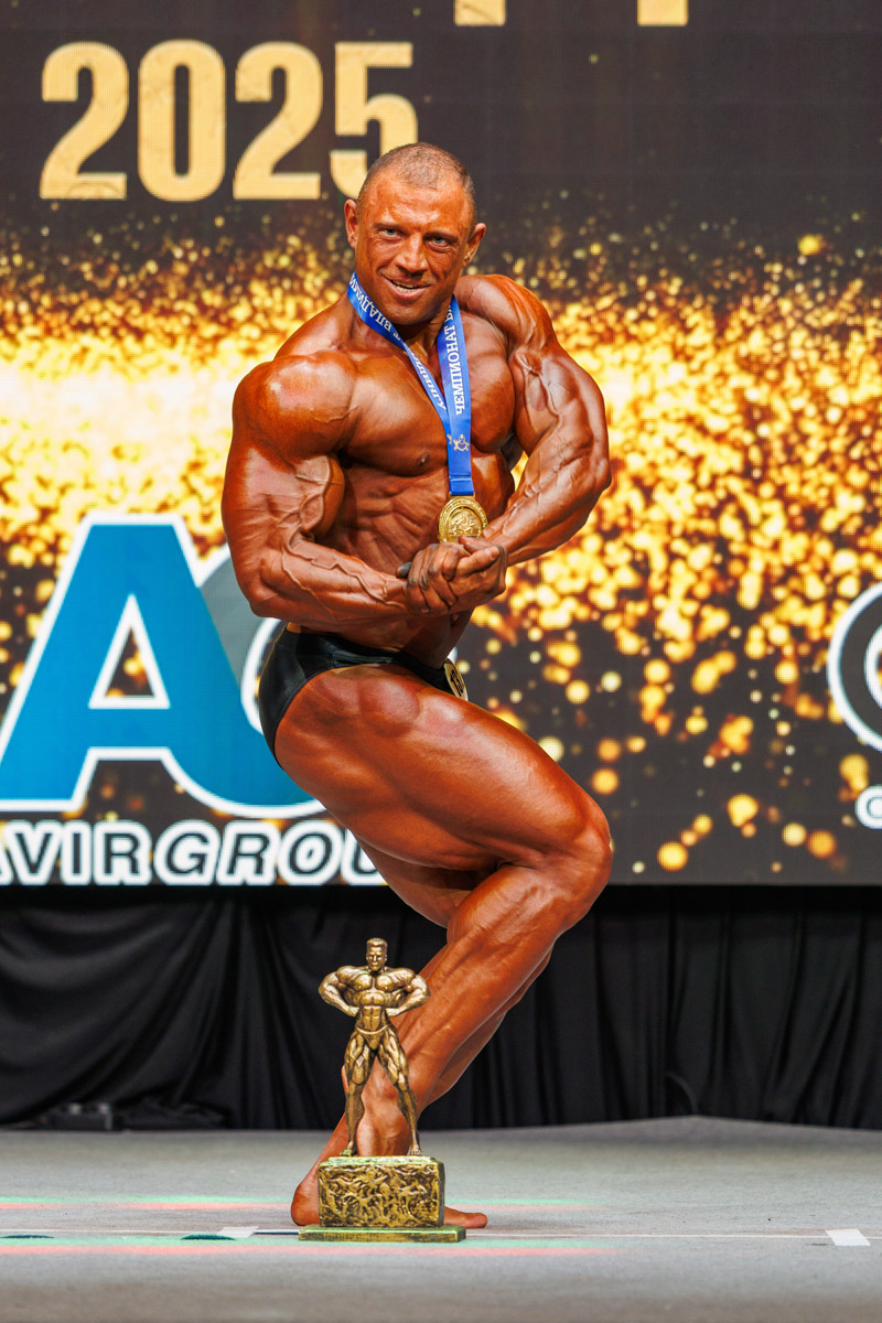 В Суздале прошел открытый чемпионат Владимирской области по бодибилдингу. Кроме мускулистых парней, с которыми многие ассоциируют этот вид спорта, на помосте блистали красотки в роскошных нарядах. Чего только стоит вечернее платье с разрезом или миниатюрный розовый топ на теле, доведенном до совершенства! Роскошно смотрелись и купальники, расшитые стразами, а также эффектные образы с крыльями.