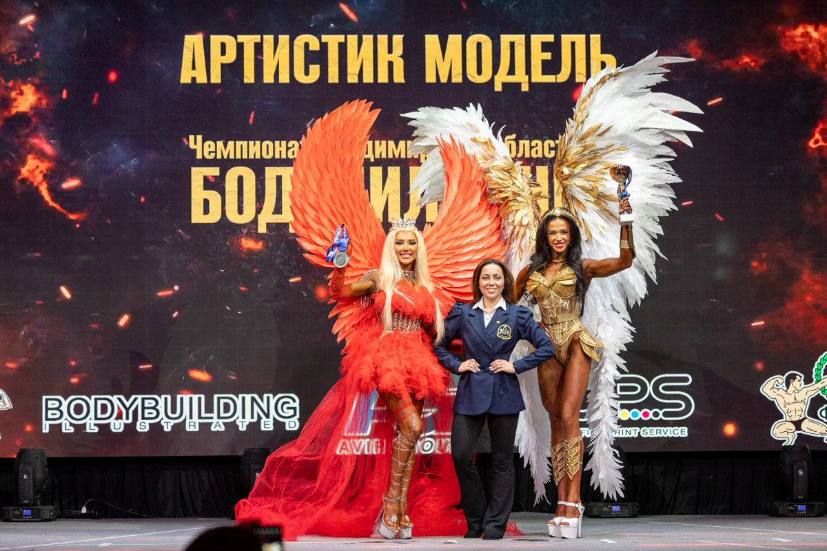 В Суздале прошел открытый чемпионат Владимирской области по бодибилдингу. Кроме мускулистых парней, с которыми многие ассоциируют этот вид спорта, на помосте блистали красотки в роскошных нарядах. Чего только стоит вечернее платье с разрезом или миниатюрный розовый топ на теле, доведенном до совершенства! Роскошно смотрелись и купальники, расшитые стразами, а также эффектные образы с крыльями.