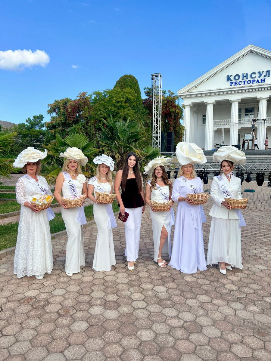  Крыму завершился всероссийский конкурс красоты, материнства и милосердия Mrs. Planet Eurasia. В 2025-м в солнечный Судак от Владимирской области отправились сразу шесть красавиц. Все они привезли домой ослепительные короны и новые титулы. Давайте познакомимся с участницами и узнаем, что именно им предстояло испытать в борьбе за признание.