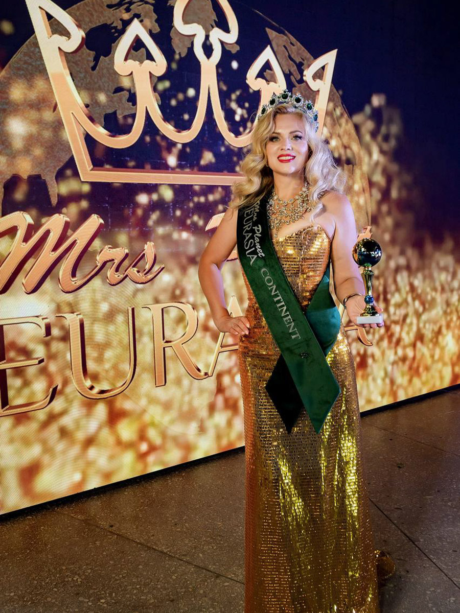  Крыму завершился всероссийский конкурс красоты, материнства и милосердия Mrs. Planet Eurasia. В 2025-м в солнечный Судак от Владимирской области отправились сразу шесть красавиц. Все они привезли домой ослепительные короны и новые титулы. Давайте познакомимся с участницами и узнаем, что именно им предстояло испытать в борьбе за признание.