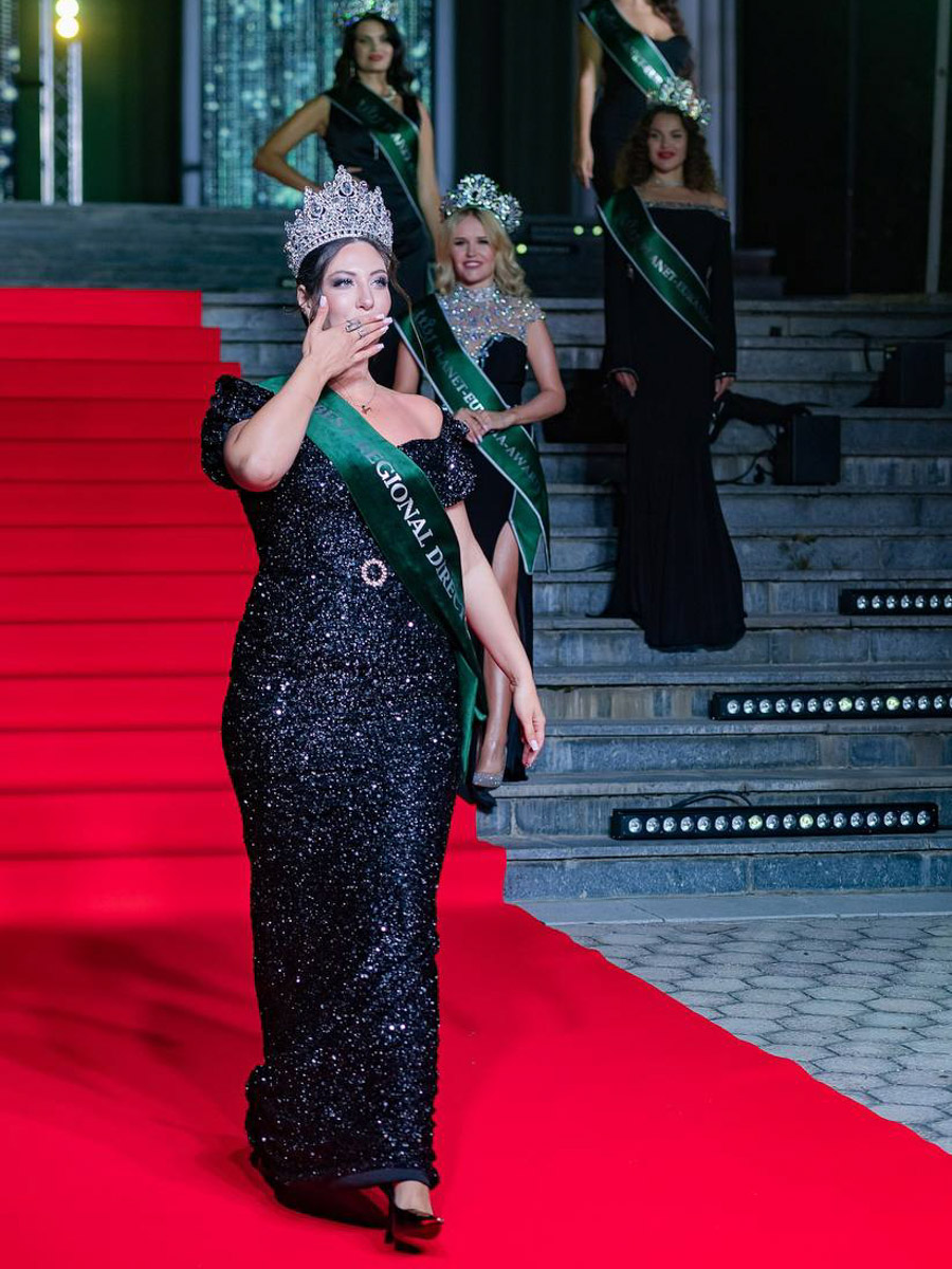  Крыму завершился всероссийский конкурс красоты, материнства и милосердия Mrs. Planet Eurasia. В 2025-м в солнечный Судак от Владимирской области отправились сразу шесть красавиц. Все они привезли домой ослепительные короны и новые титулы. Давайте познакомимся с участницами и узнаем, что именно им предстояло испытать в борьбе за признание.