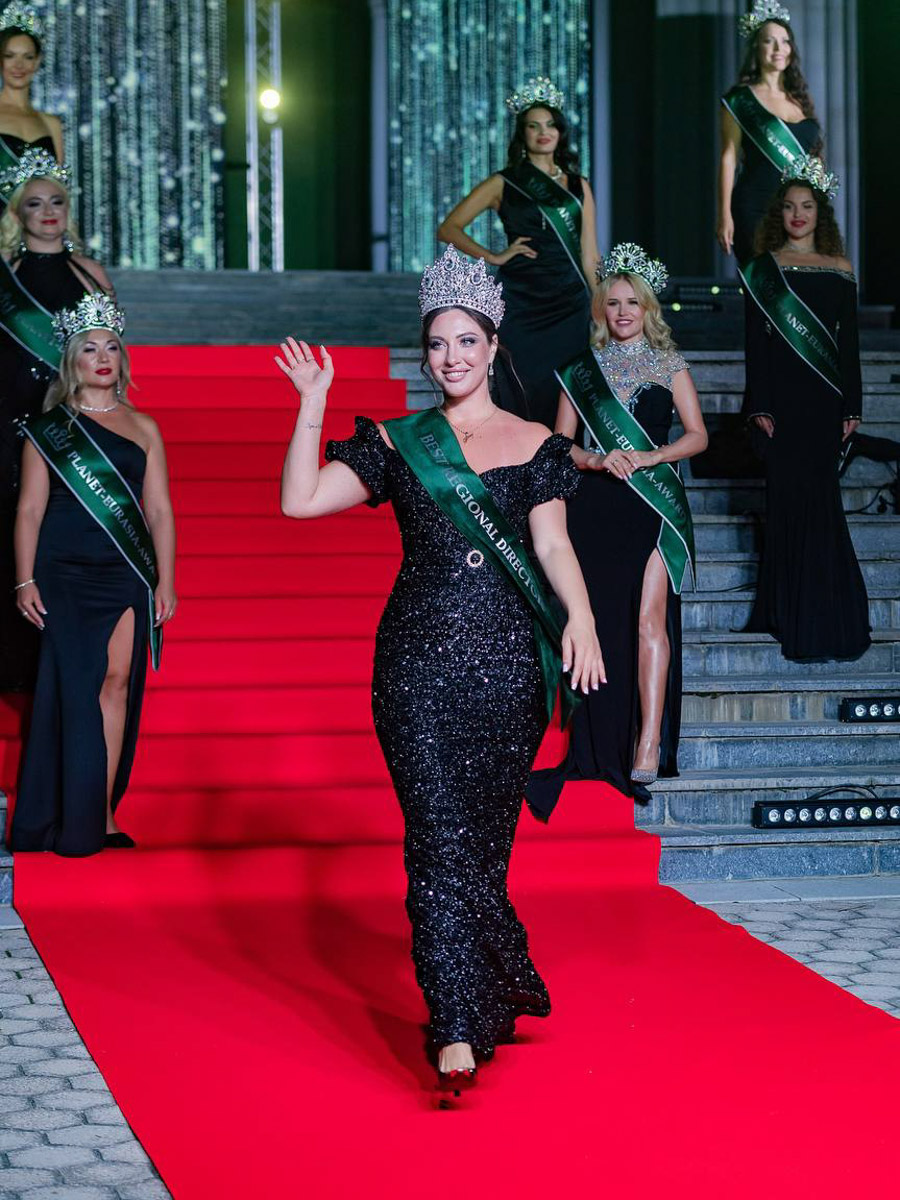  Крыму завершился всероссийский конкурс красоты, материнства и милосердия Mrs. Planet Eurasia. В 2025-м в солнечный Судак от Владимирской области отправились сразу шесть красавиц. Все они привезли домой ослепительные короны и новые титулы. Давайте познакомимся с участницами и узнаем, что именно им предстояло испытать в борьбе за признание.