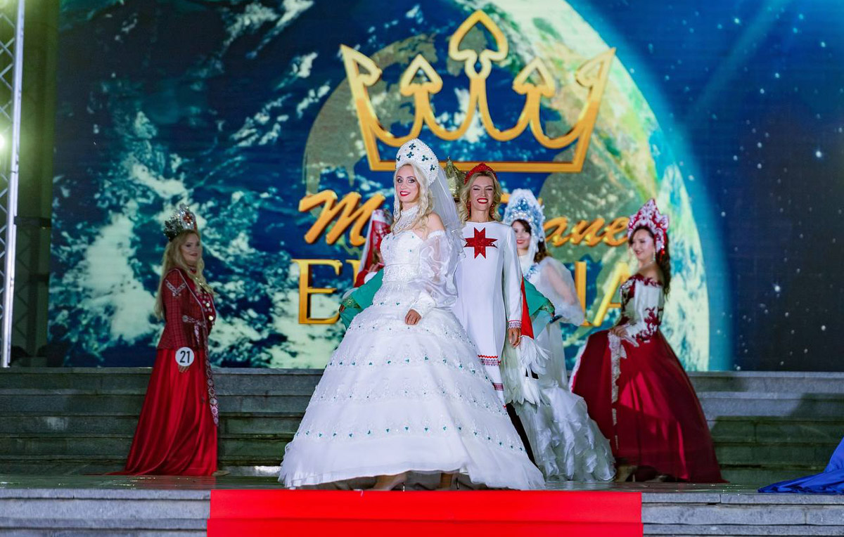  Крыму завершился всероссийский конкурс красоты, материнства и милосердия Mrs. Planet Eurasia. В 2025-м в солнечный Судак от Владимирской области отправились сразу шесть красавиц. Все они привезли домой ослепительные короны и новые титулы. Давайте познакомимся с участницами и узнаем, что именно им предстояло испытать в борьбе за признание.