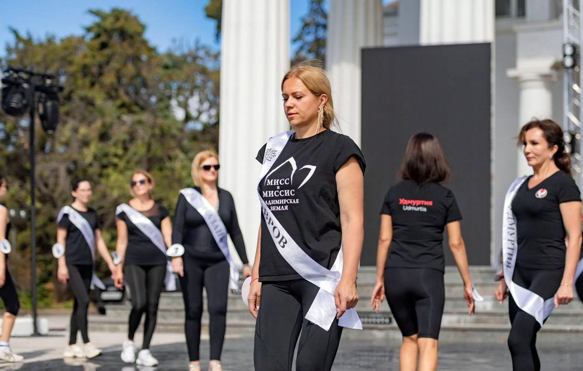  Крыму завершился всероссийский конкурс красоты, материнства и милосердия Mrs. Planet Eurasia. В 2025-м в солнечный Судак от Владимирской области отправились сразу шесть красавиц. Все они привезли домой ослепительные короны и новые титулы. Давайте познакомимся с участницами и узнаем, что именно им предстояло испытать в борьбе за признание.