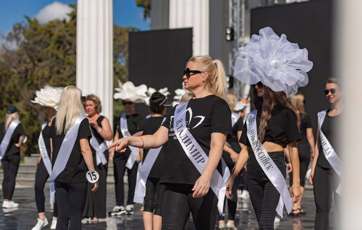  Крыму завершился всероссийский конкурс красоты, материнства и милосердия Mrs. Planet Eurasia. В 2025-м в солнечный Судак от Владимирской области отправились сразу шесть красавиц. Все они привезли домой ослепительные короны и новые титулы. Давайте познакомимся с участницами и узнаем, что именно им предстояло испытать в борьбе за признание.