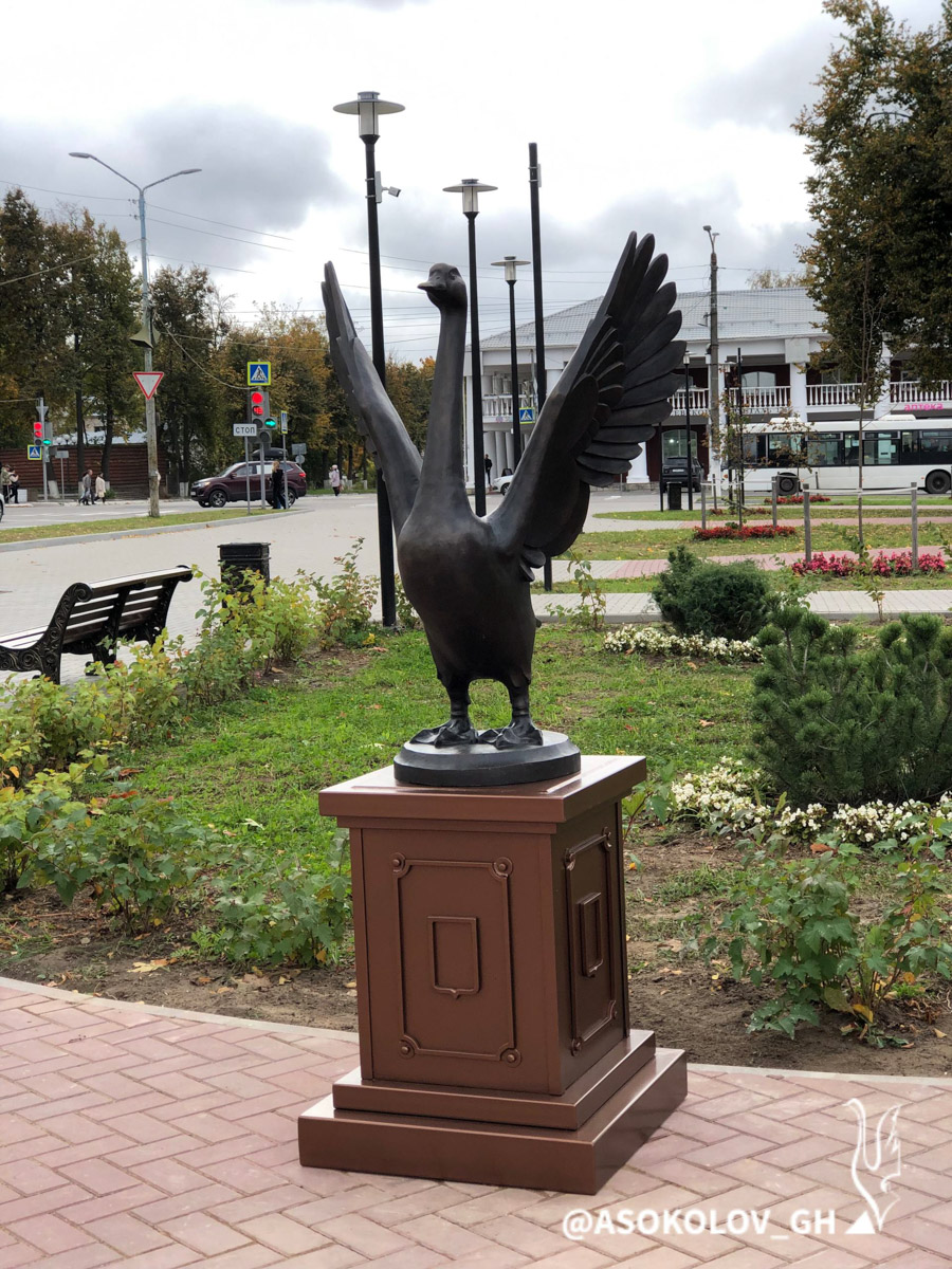 Свершилось! В историческом центре областной столицы стартовал ремонт памятника князю Владимиру. Монумент давно ждал своего часа, и вот наконец сделаны первые шаги к его реставрации. А еще на улицах сразу трех городов региона появились интересные арт-объекты: гусь удачи, русские классики и кашпо на колесах. Что они собой представляют? Рассказываем обо всем по порядку!