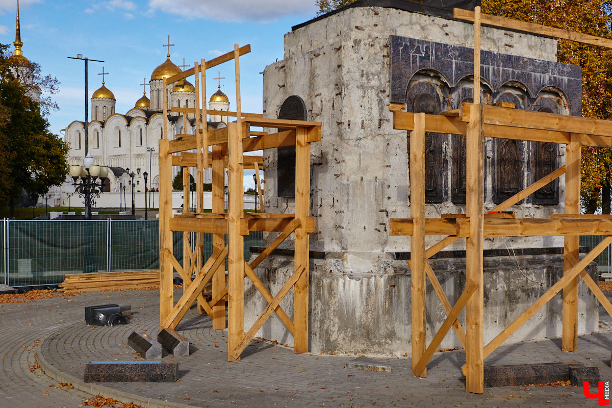 Свершилось! В историческом центре областной столицы стартовал ремонт памятника князю Владимиру. Монумент давно ждал своего часа, и вот наконец сделаны первые шаги к его реставрации. А еще на улицах сразу трех городов региона появились интересные арт-объекты: гусь удачи, русские классики и кашпо на колесах. Что они собой представляют? Рассказываем обо всем по порядку!