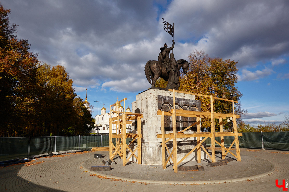 Свершилось! В историческом центре областной столицы стартовал ремонт памятника князю Владимиру. Монумент давно ждал своего часа, и вот наконец сделаны первые шаги к его реставрации. А еще на улицах сразу трех городов региона появились интересные арт-объекты: гусь удачи, русские классики и кашпо на колесах. Что они собой представляют? Рассказываем обо всем по порядку!
