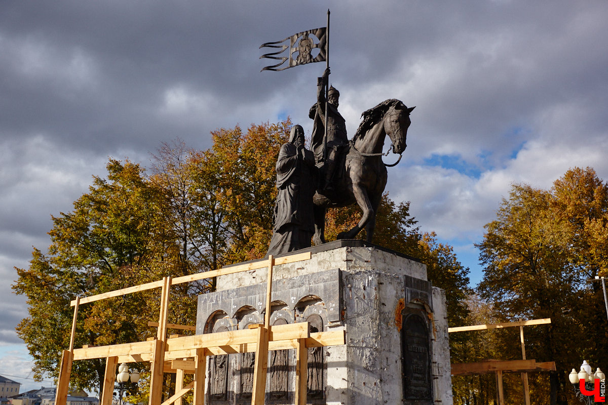 Свершилось! В историческом центре областной столицы стартовал ремонт памятника князю Владимиру. Монумент давно ждал своего часа, и вот наконец сделаны первые шаги к его реставрации. А еще на улицах сразу трех городов региона появились интересные арт-объекты: гусь удачи, русские классики и кашпо на колесах. Что они собой представляют? Рассказываем обо всем по порядку!