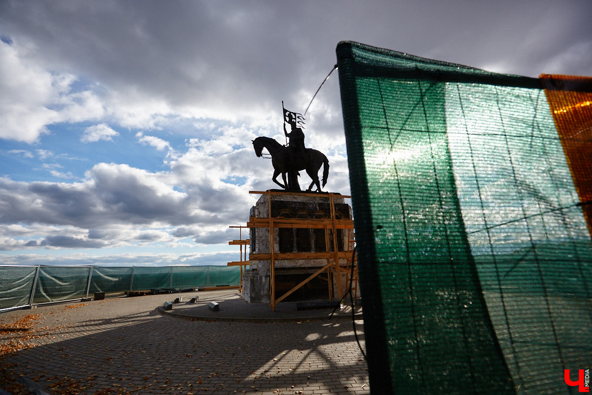Свершилось! В историческом центре областной столицы стартовал ремонт памятника князю Владимиру. Монумент давно ждал своего часа, и вот наконец сделаны первые шаги к его реставрации. А еще на улицах сразу трех городов региона появились интересные арт-объекты: гусь удачи, русские классики и кашпо на колесах. Что они собой представляют? Рассказываем обо всем по порядку!
