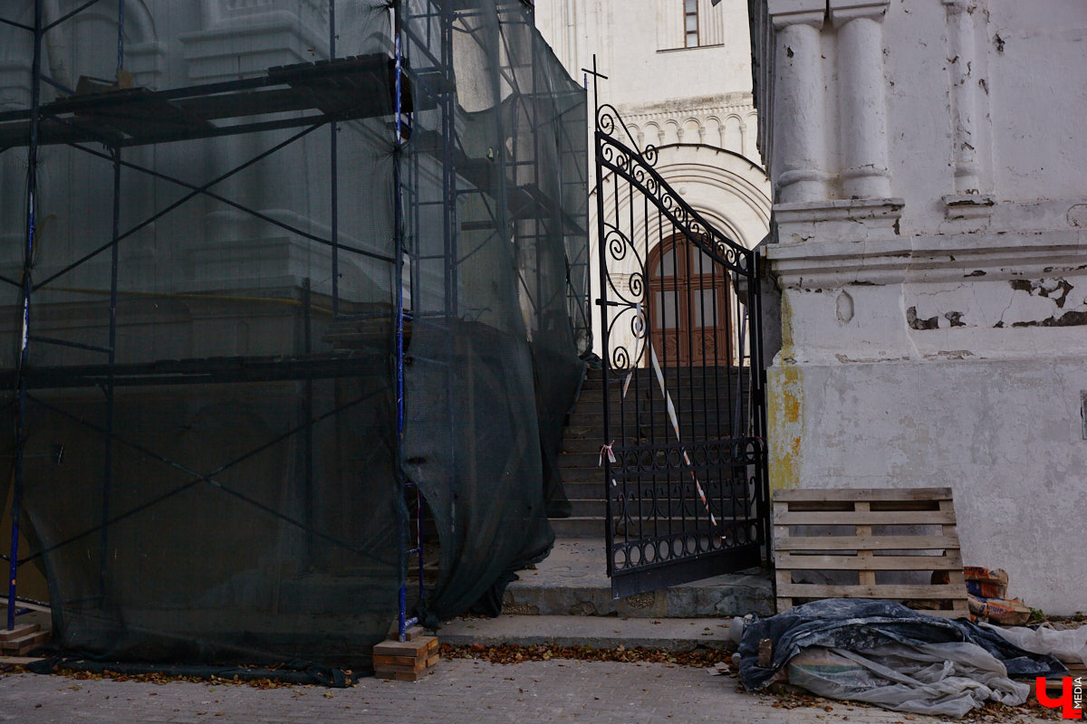 Свершилось! В историческом центре областной столицы стартовал ремонт памятника князю Владимиру. Монумент давно ждал своего часа, и вот наконец сделаны первые шаги к его реставрации. А еще на улицах сразу трех городов региона появились интересные арт-объекты: гусь удачи, русские классики и кашпо на колесах. Что они собой представляют? Рассказываем обо всем по порядку!