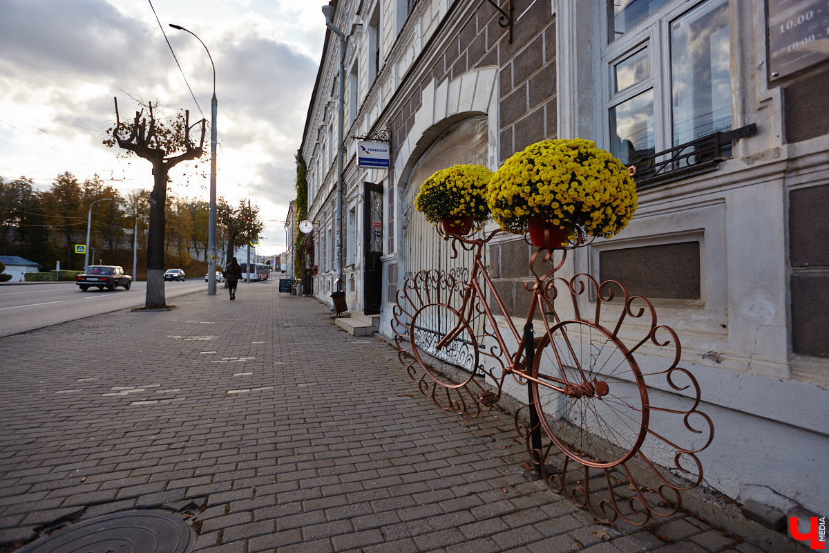 Свершилось! В историческом центре областной столицы стартовал ремонт памятника князю Владимиру. Монумент давно ждал своего часа, и вот наконец сделаны первые шаги к его реставрации. А еще на улицах сразу трех городов региона появились интересные арт-объекты: гусь удачи, русские классики и кашпо на колесах. Что они собой представляют? Рассказываем обо всем по порядку!