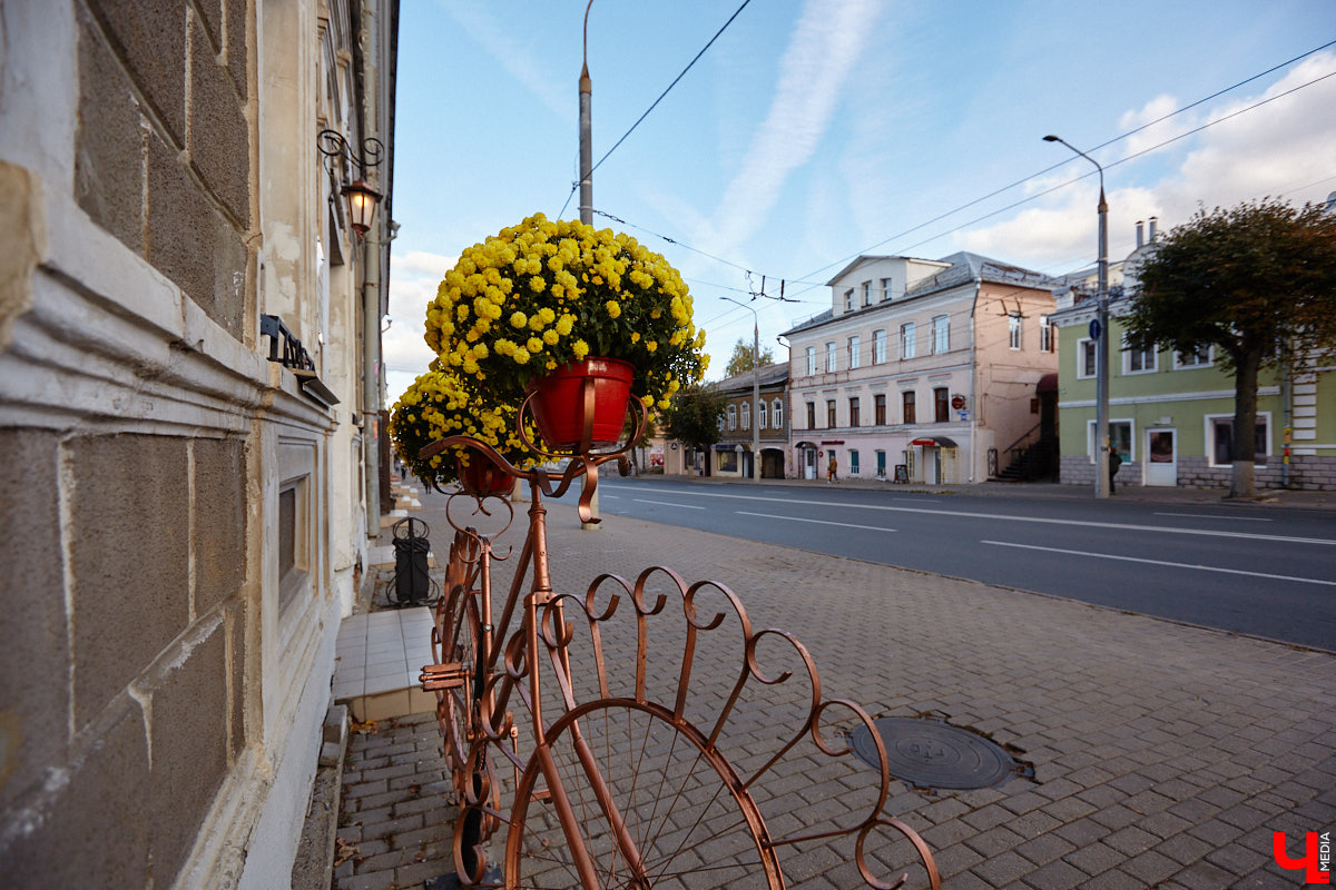 Свершилось! В историческом центре областной столицы стартовал ремонт памятника князю Владимиру. Монумент давно ждал своего часа, и вот наконец сделаны первые шаги к его реставрации. А еще на улицах сразу трех городов региона появились интересные арт-объекты: гусь удачи, русские классики и кашпо на колесах. Что они собой представляют? Рассказываем обо всем по порядку!