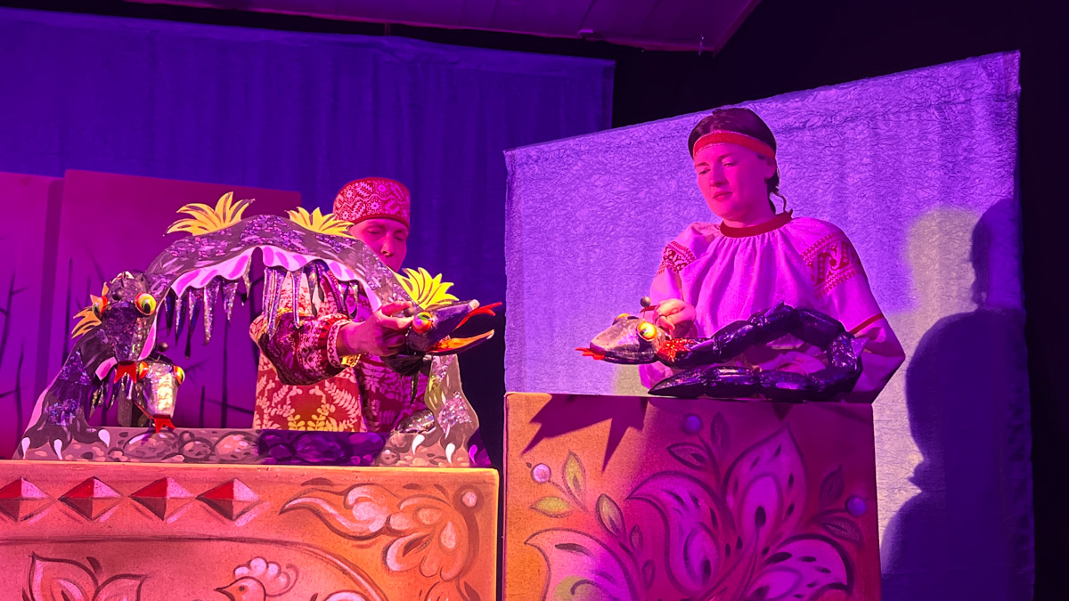 Уже в октябре владимирцев и гостей города ждет красочный марафон спектаклей — от классических постановок до экспериментальных работ. VI Межрегиональный фестиваль «Золотое колечко» объединит на сцене Владимирского областного театра кукол лучшие творческие коллективы из разных уголков России и стран СНГ.