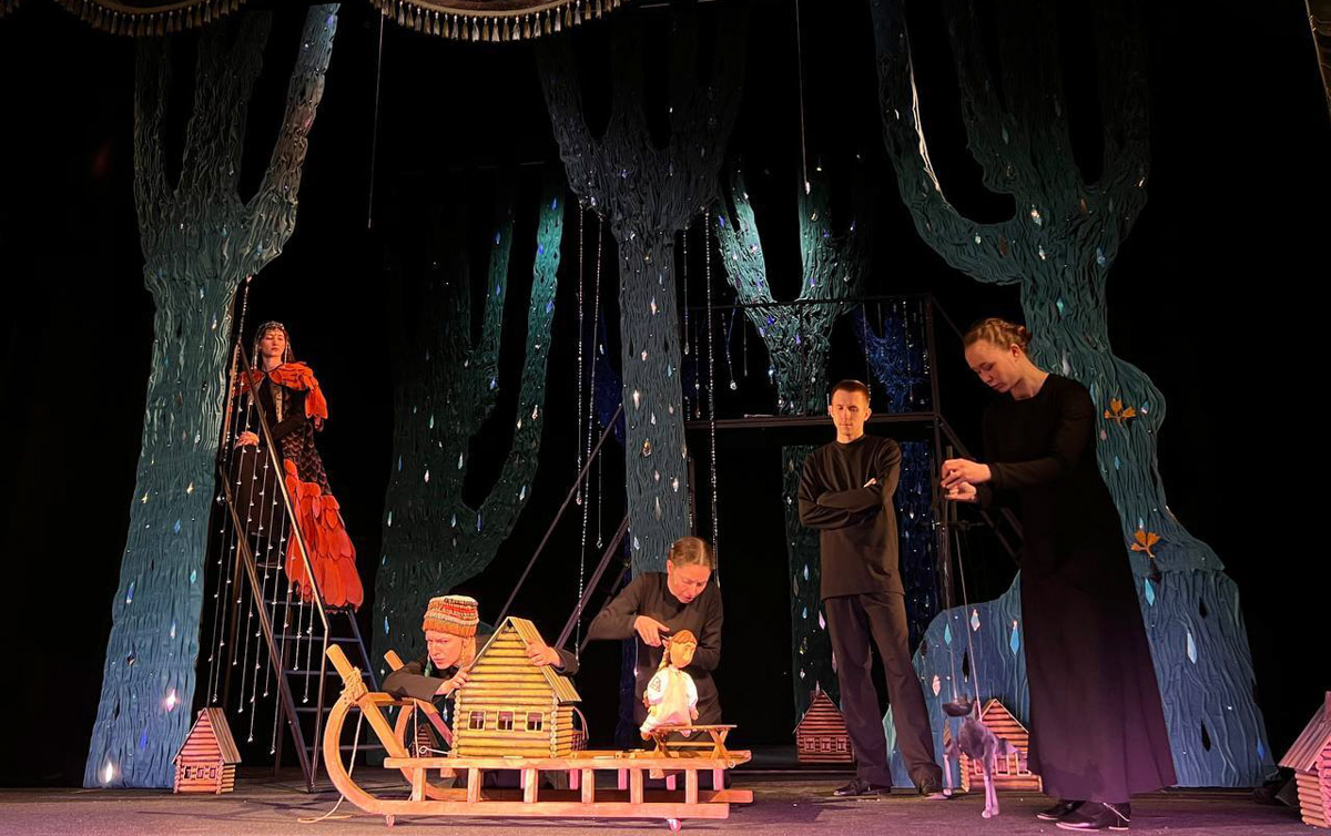 Уже в октябре владимирцев и гостей города ждет красочный марафон спектаклей — от классических постановок до экспериментальных работ. VI Межрегиональный фестиваль «Золотое колечко» объединит на сцене Владимирского областного театра кукол лучшие творческие коллективы из разных уголков России и стран СНГ.