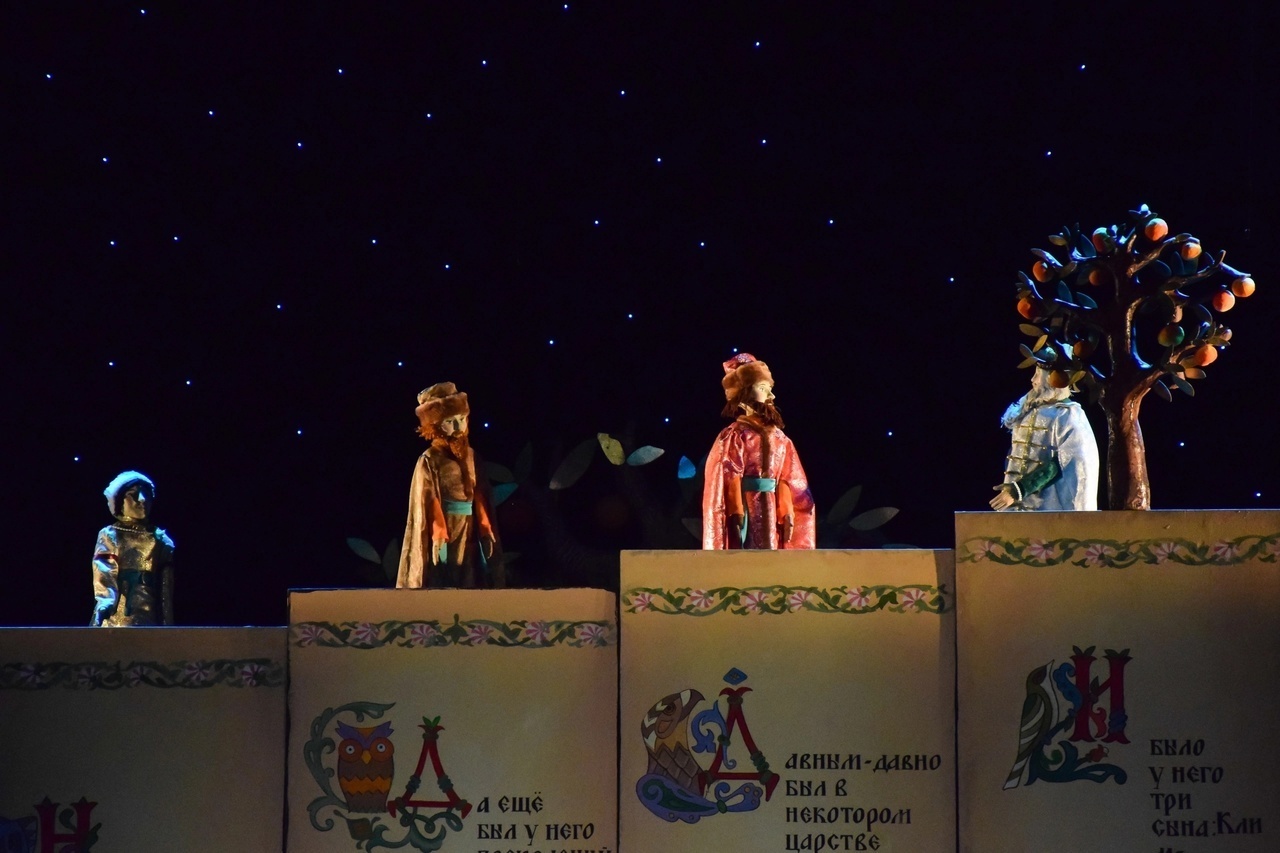 Уже в октябре владимирцев и гостей города ждет красочный марафон спектаклей — от классических постановок до экспериментальных работ. VI Межрегиональный фестиваль «Золотое колечко» объединит на сцене Владимирского областного театра кукол лучшие творческие коллективы из разных уголков России и стран СНГ.